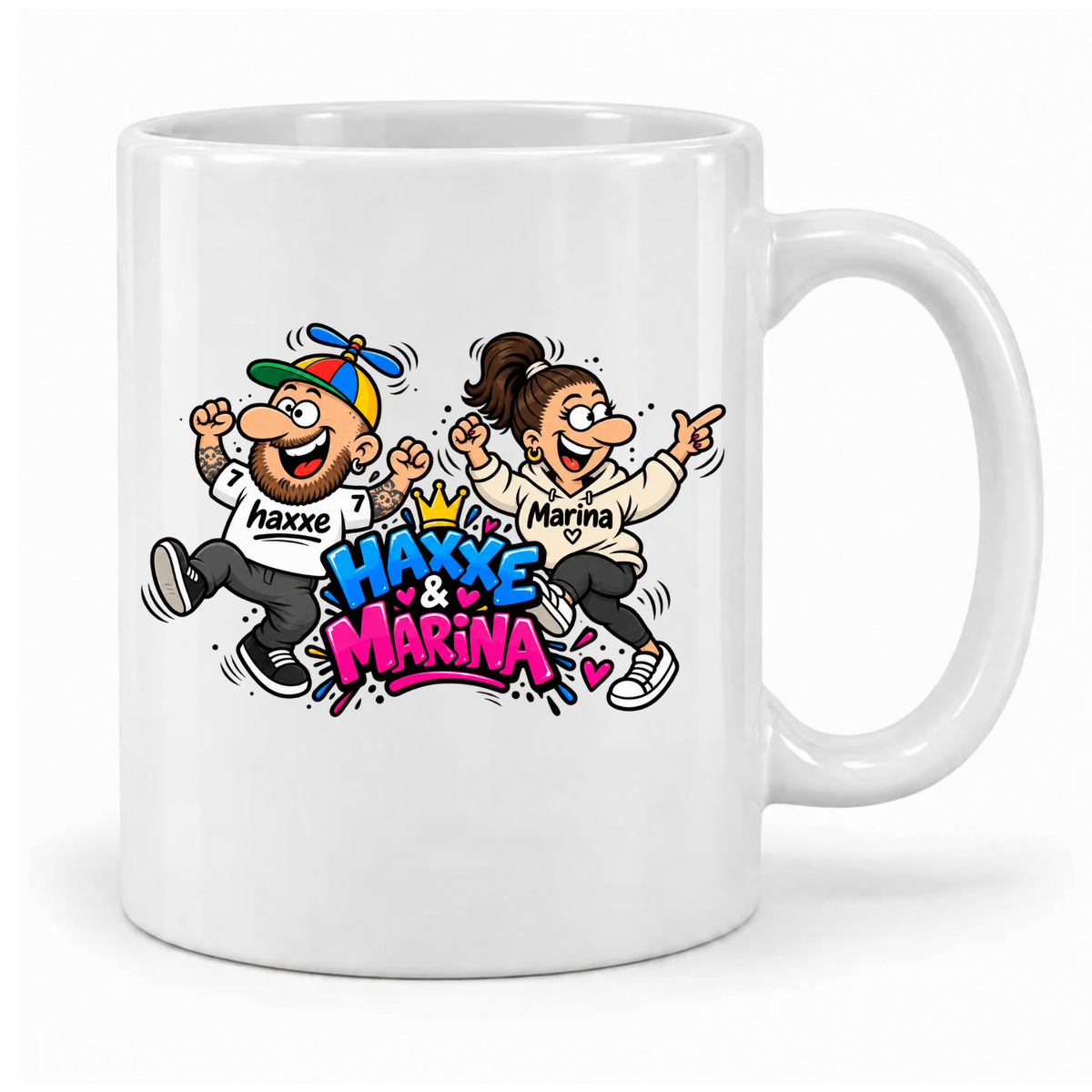 Weiße Haxxe-&-Marina-Tasse mit buntem Cartoonmotiv und Schriftzug in Blau und Pink, Griff rechts