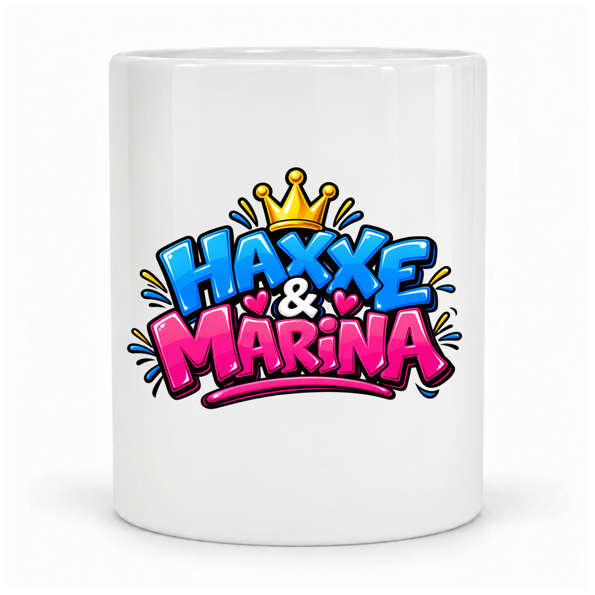 Weiße Haxxe & Marina Tasse mit blau-pinkem Logo, goldener Krone und Herzen – Frontansicht ohne sichtbaren Griff