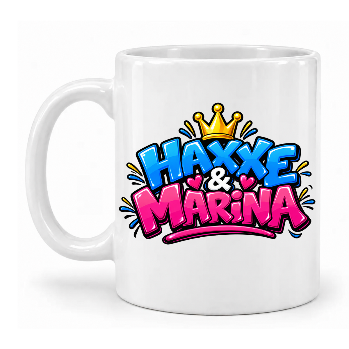 Weiße Haxxe & Marina Logo-Tasse mit blau-pinkem Schriftzug, Krone und Herzen – Griff links