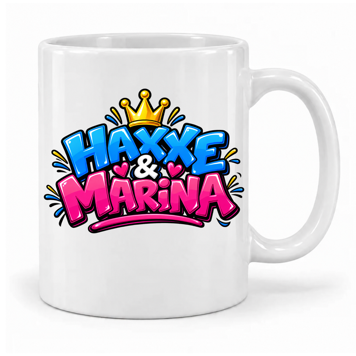 Weiße Haxxe & Marina Logo-Tasse mit blau-pinkem Schriftzug, Krone und Herzen – Griff rechts