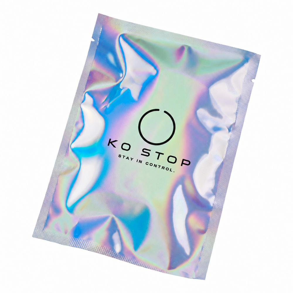 Holografische KO STOP Verpackung mit mittig platziertem schwarzem Logo