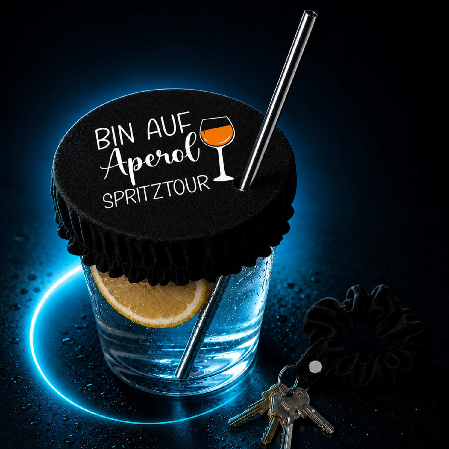 Getränk mit schwarzem KO STOP Drink Cover im Aperol Spritztour Design auf Glas mit Edelstahl Strohhalm und Neonlicht.
