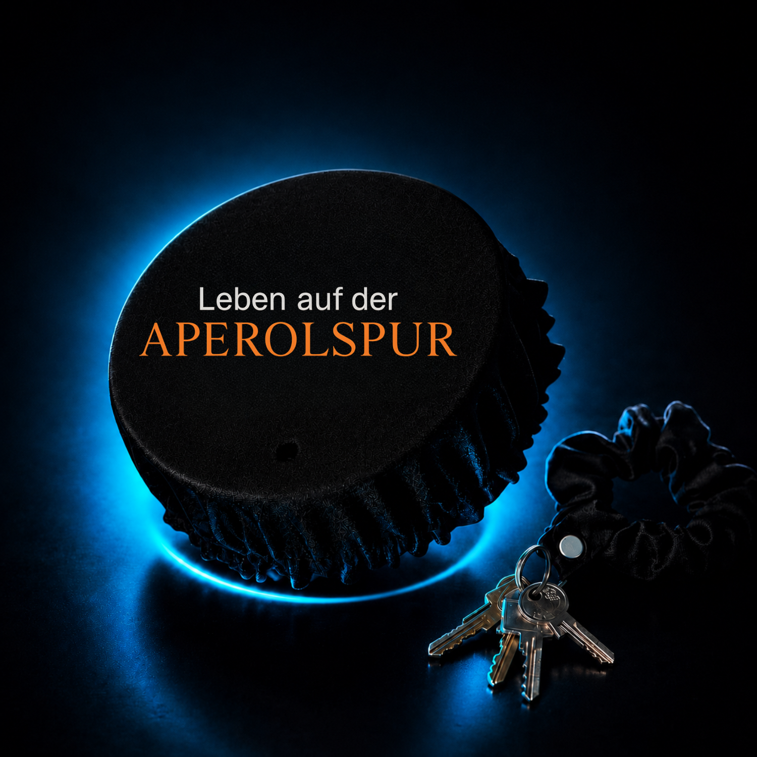 KO STOP® Getränkeschutz Scrunchie „Leben auf der Aperolspur“ auf einem Glas mit Strohhalm und Zitrone im Neon-Look.