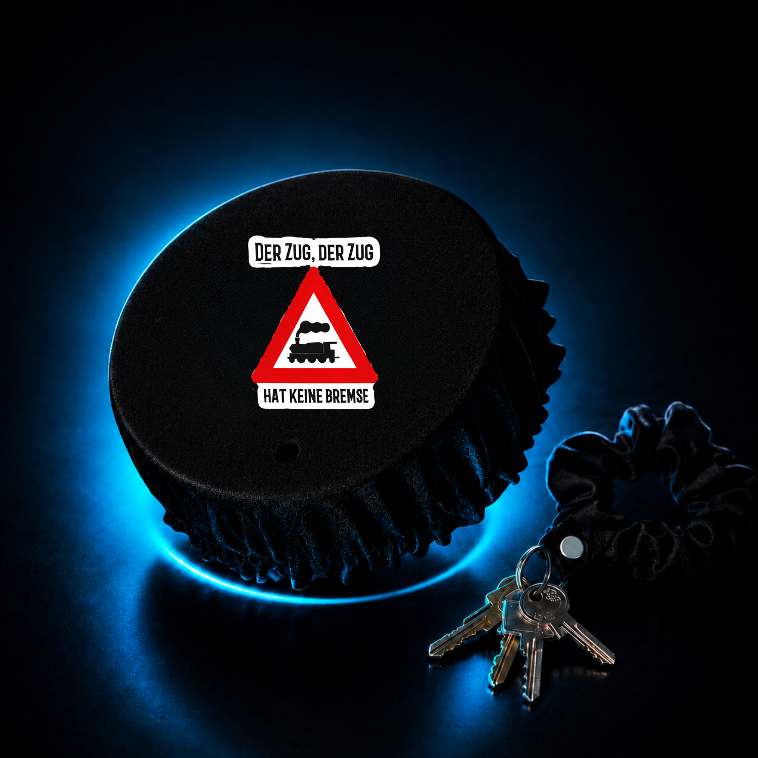 KO STOP® Getränkeschutz Scrunchie – „Der Zug Der Zug hat keine Bremse“ Edition -