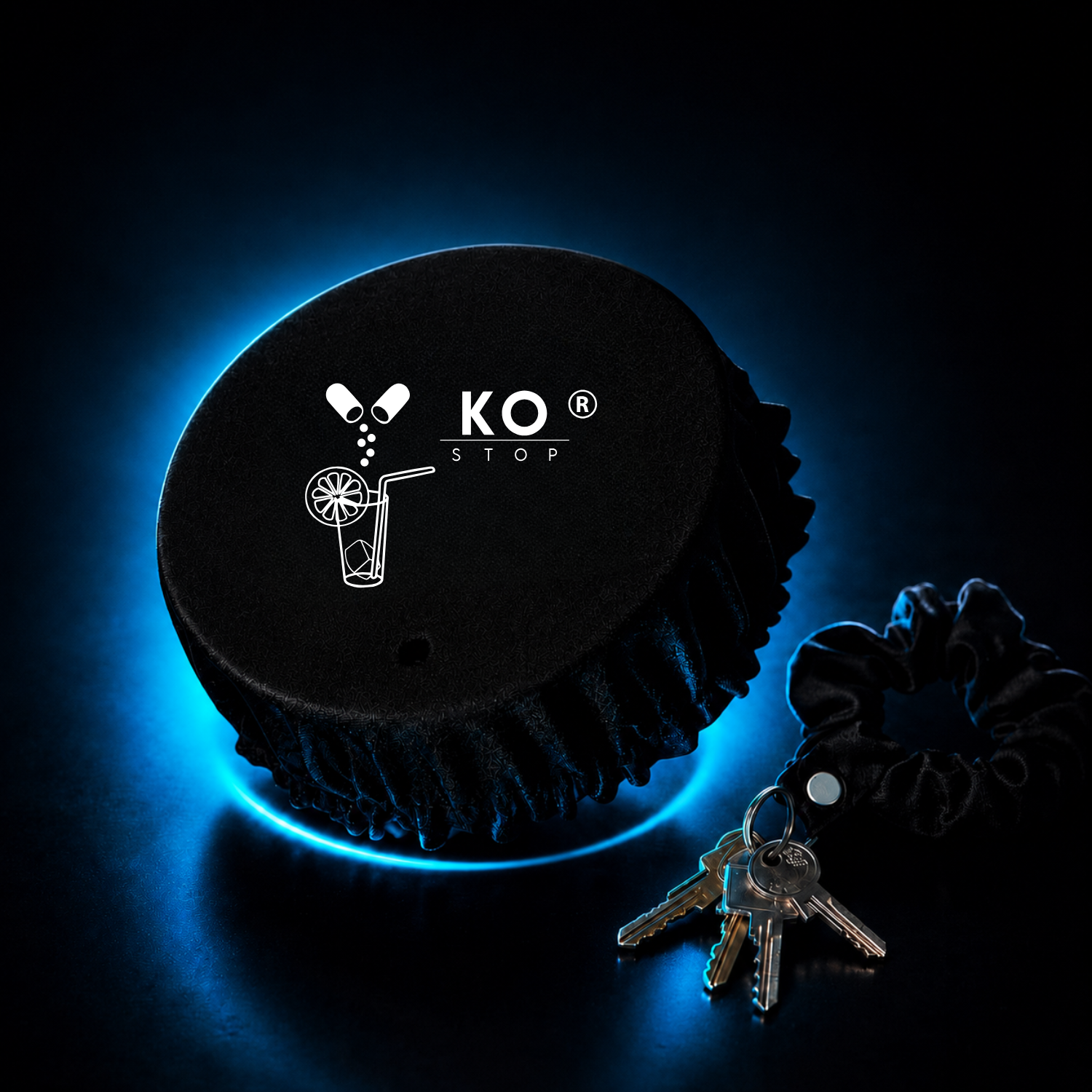 KO STOP® Drink Cover Scrunchie Produktbild mit Schlüsselanhänger