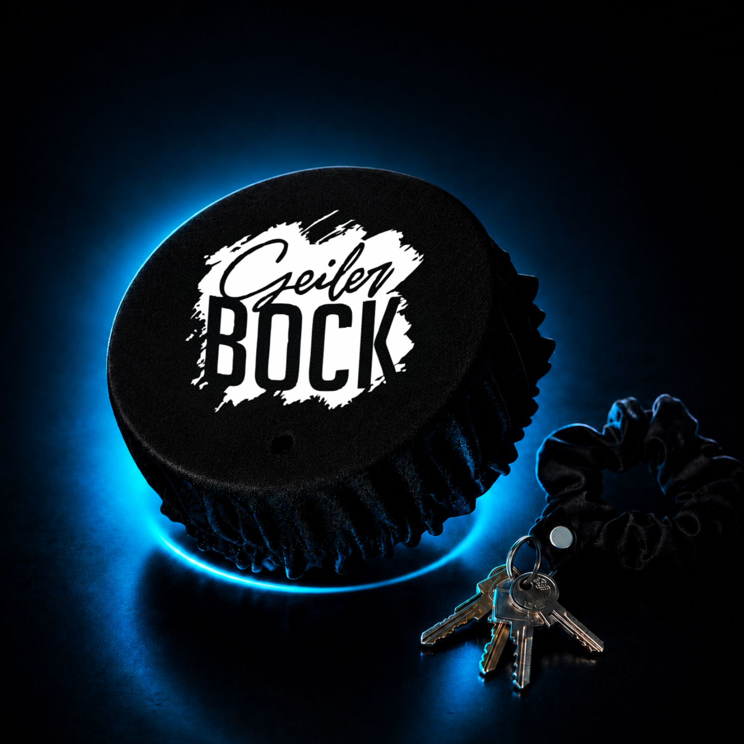 Schwarzer KO STOP Getränkeschutz mit „Geiler Bock“ Motiv im Festival und Party Design mit Neonbeleuchtung.
