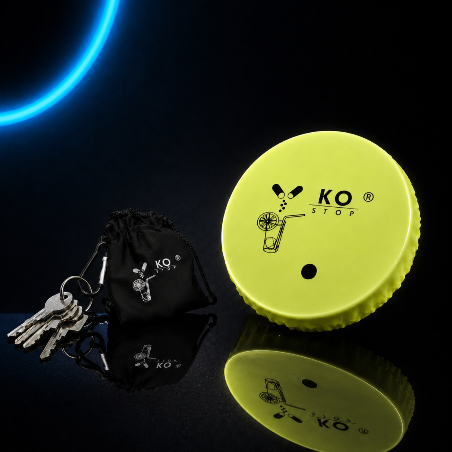 KO STOP Getränkeschutz Schlüsselanhänger in Neon Gelb mit schwarzem Premium Beutel auf dunklem Hintergrund
