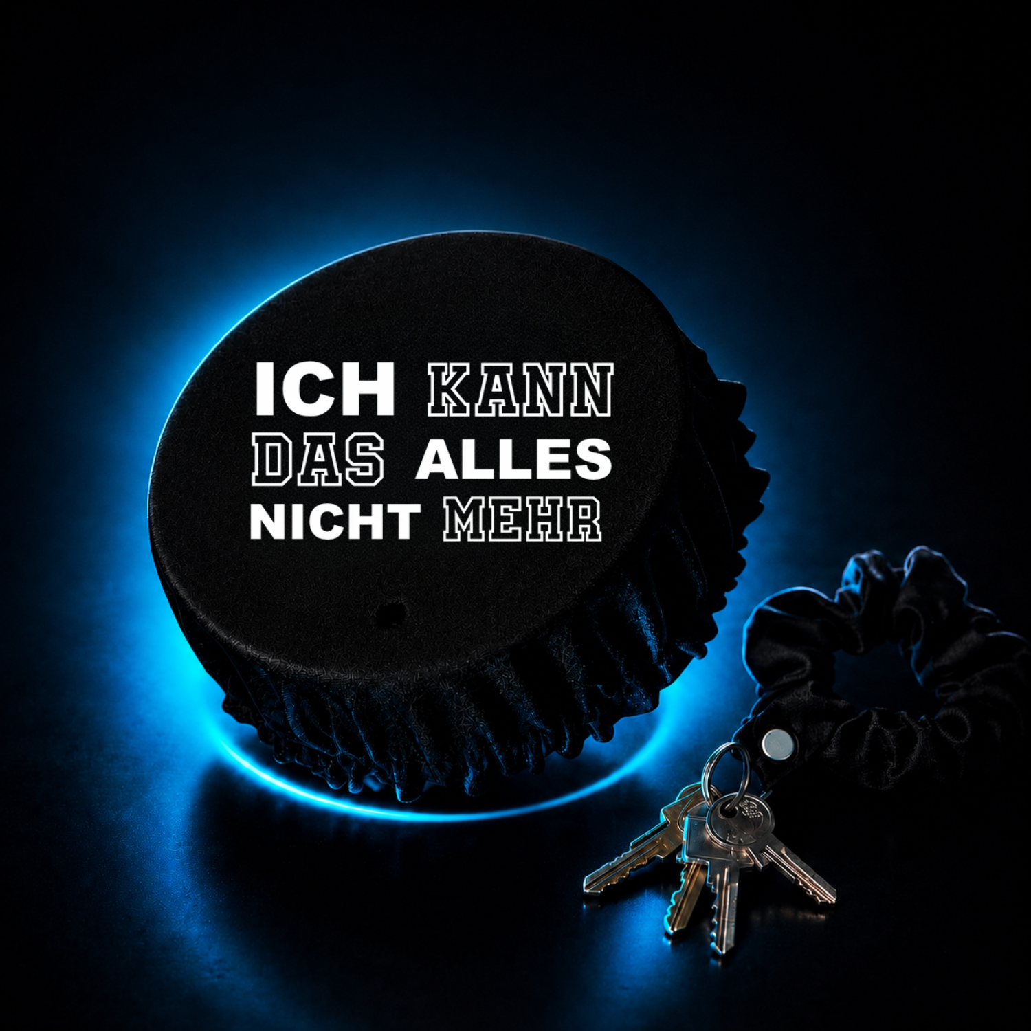 Schwarzer KO STOP Getränkeschutz mit „Ich kann das alles nicht mehr“ Spruch im Premium Festival und Club Design mit Neonlicht.