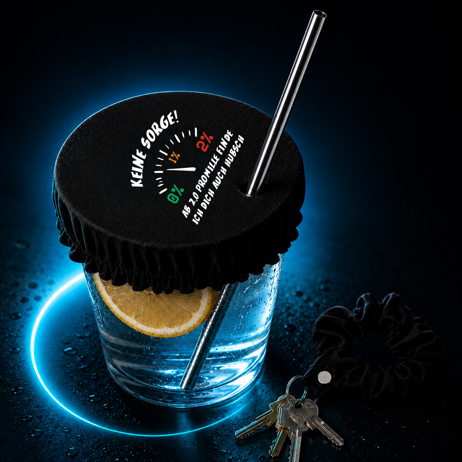 Getränk mit schwarzem KO STOP Drink Cover und lustigem Promille Spruch auf Glas mit Edelstahl Strohhalm und Neonlicht.