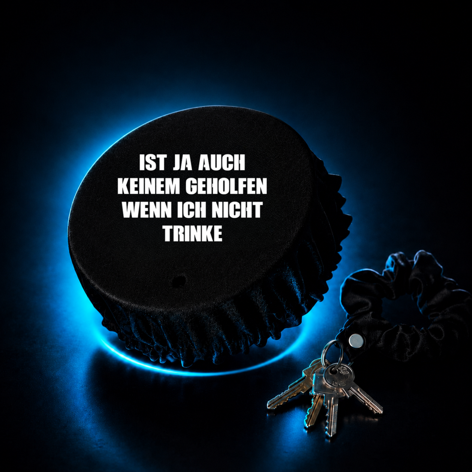 Schwarzer KO STOP Getränkeschutz mit lustigem Party Spruch im Premium Festival und Club Design mit Neonlicht.