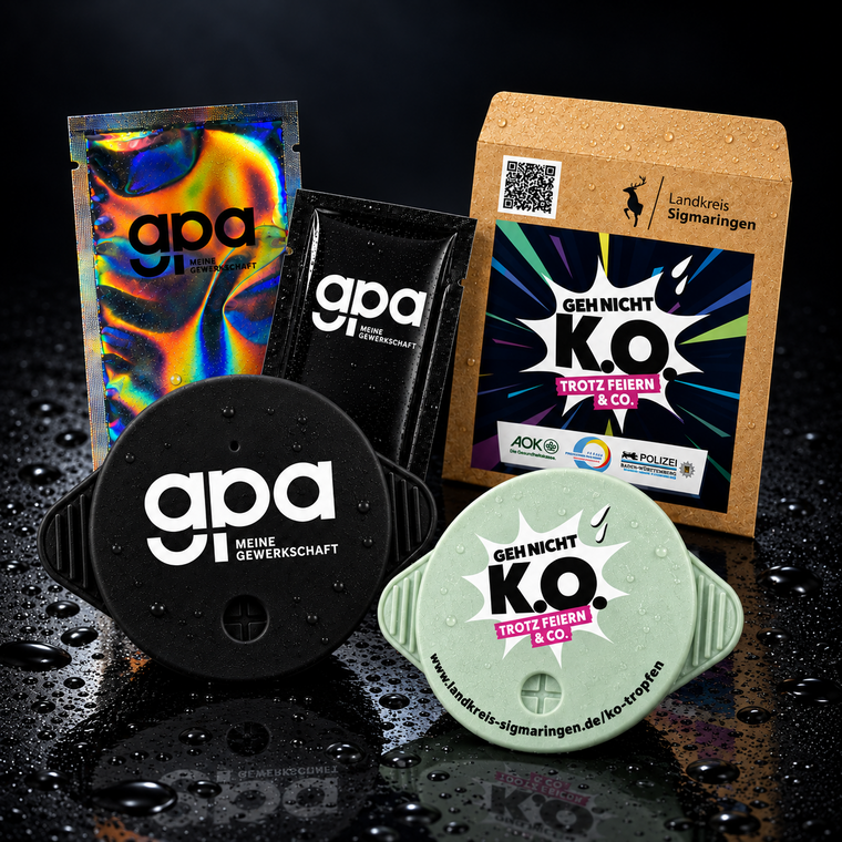 Schwarzer gpa-Silikondeckel und hellgrüner Silikondeckel des Landkreises Sigmaringen mit individuell bedruckten Verpackungen.