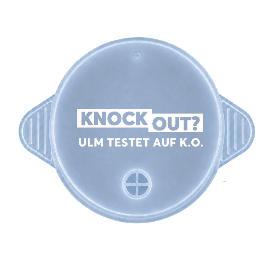 Transparenter KO STOP Getränkeschutzdeckel mit dem Aufdruck ‚Knock Out? Ulm testet auf K.O.‘ für das Ulmer Präventionsprojekt
