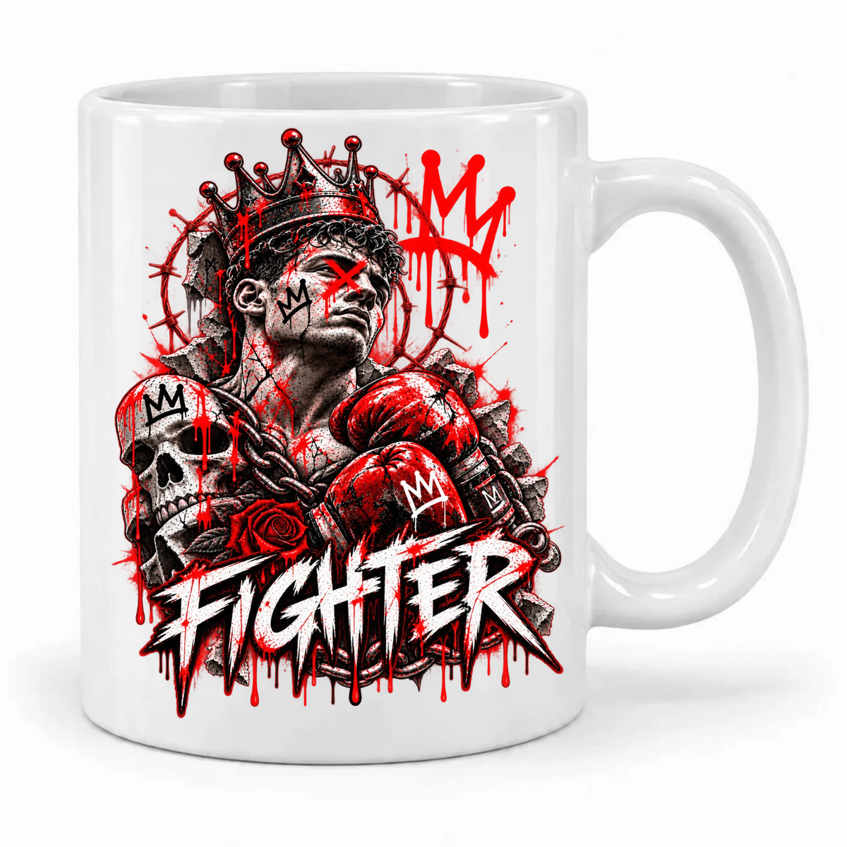 Weiße Krayo-Art-Tasse mit gekrönter Figur, roten Boxhandschuhen, Totenkopf und „Fighter“-Schriftzug; Henkel rechts.
