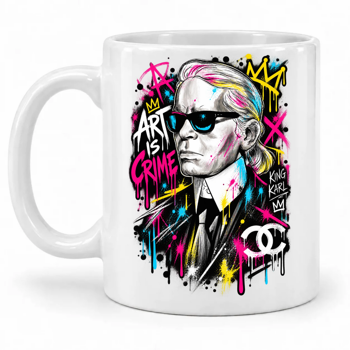 Weiße Krayo-Art-Tasse mit King-Karl-Porträt, Graffiti-Kronen und „Art is Crime“; Henkel links.