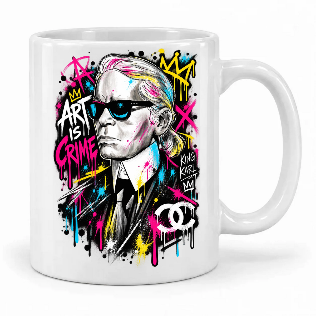 Weiße Krayo-Art-Tasse mit King-Karl-Porträt, Sonnenbrille und „Art is Crime“ in Pink, Türkis und Gelb; Henkel rechts.