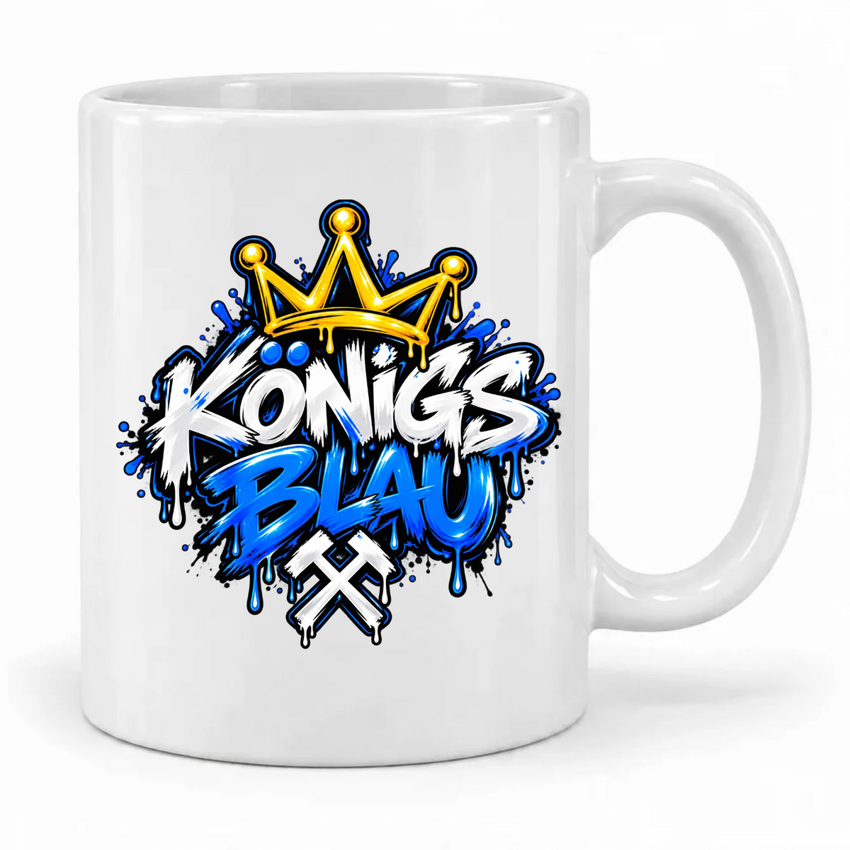 Weiße Krayo-Art-Tasse mit „Königsblau“-Graffiti, goldener Krone und gekreuzten Hämmern; Henkel rechts.