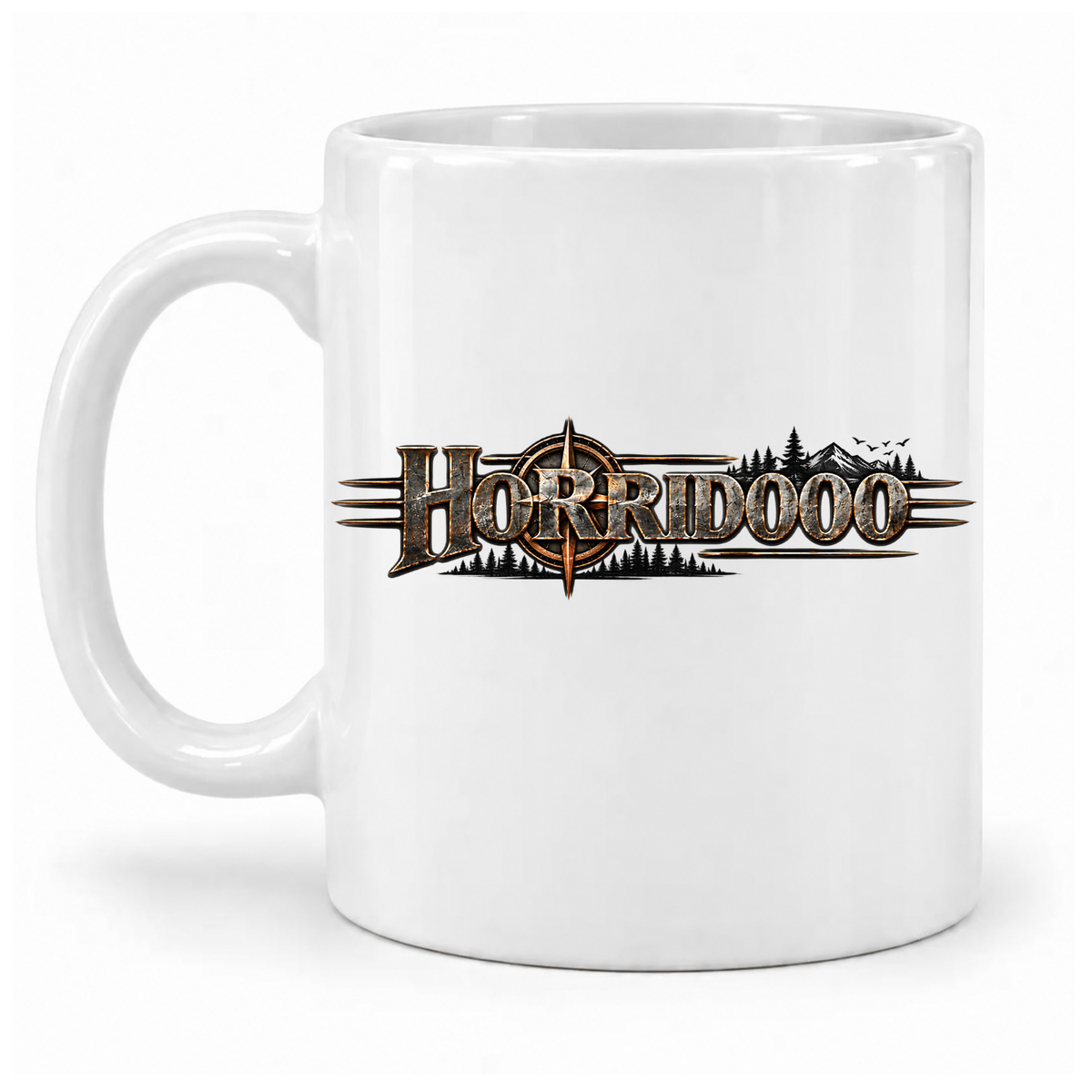 Weiße Horridooo-Kompass-Tasse mit Wald und Bergsilhouette in Metalloptik – Griff links