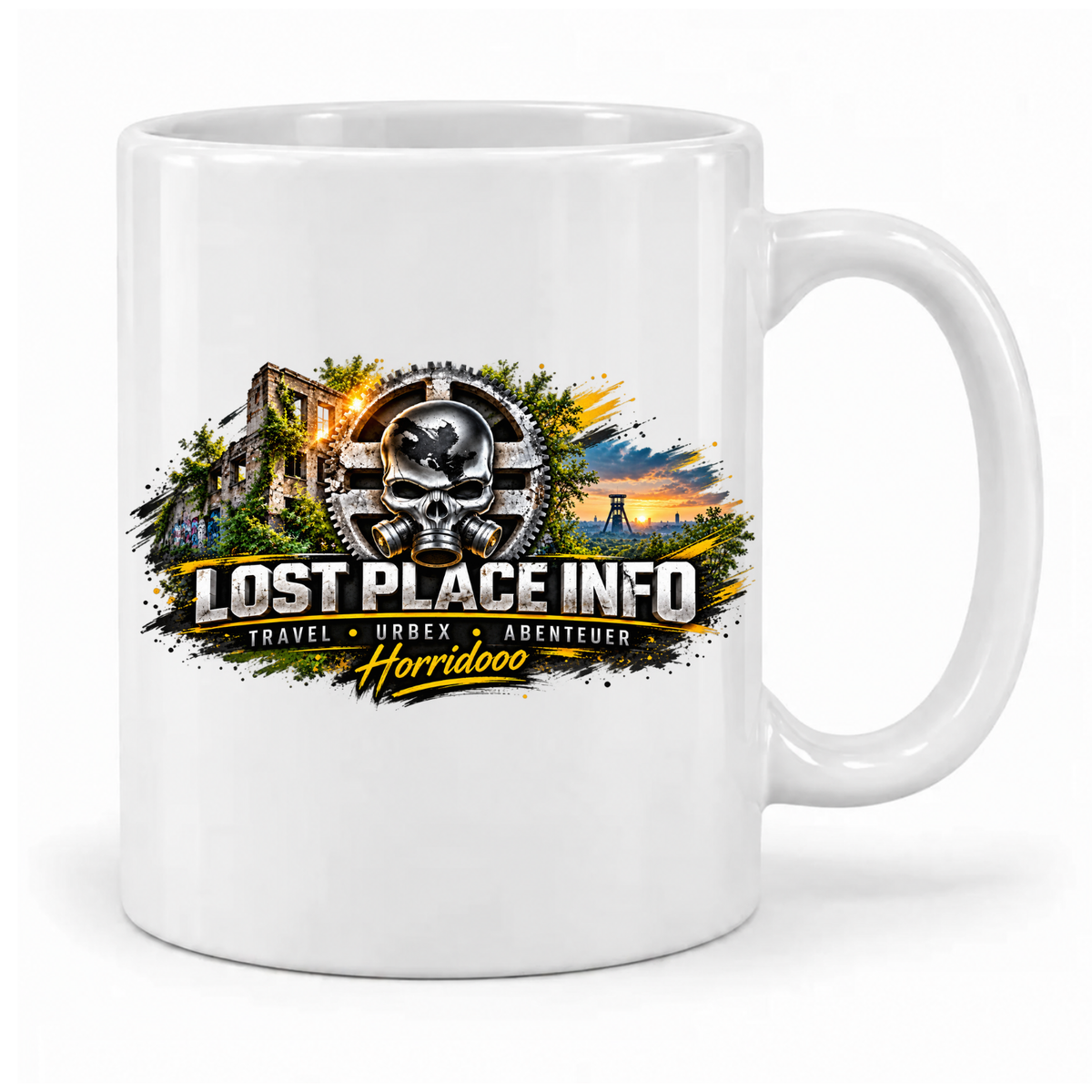 Weiße LostPlace.info Horridooo-Keramiktasse mit Totenkopf, Zahnrad und überwucherter Ruine – Griff rechts