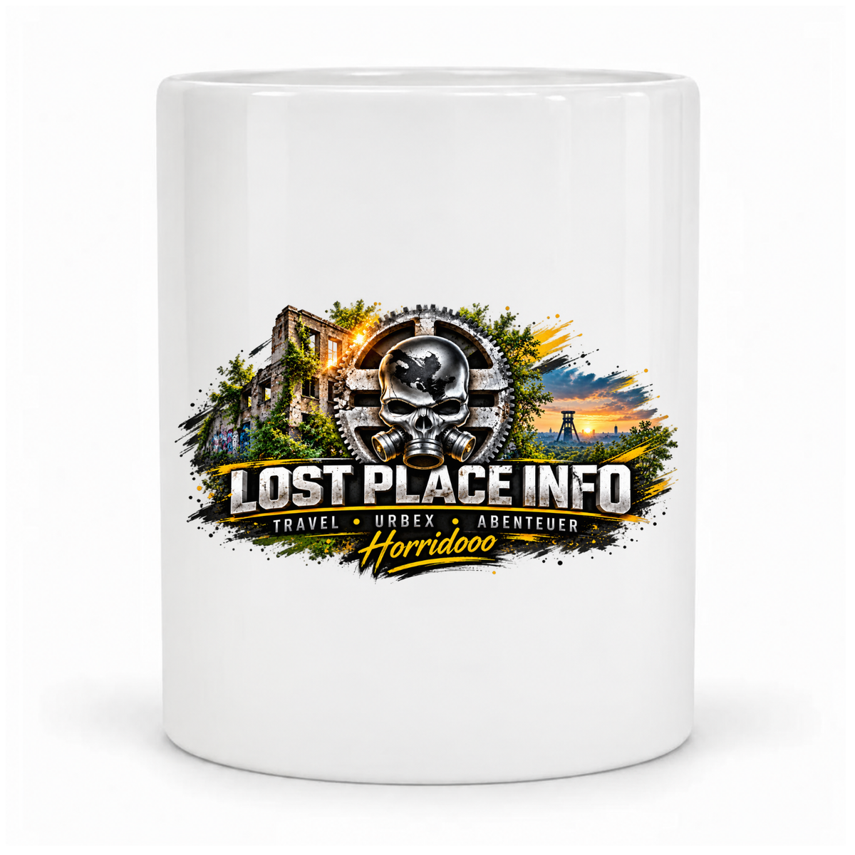 LostPlace.info Horridooo-Tasse mit Totenkopf im Zahnrad und Lost-Place-Landschaft – Motiv frontal, Griff hinten