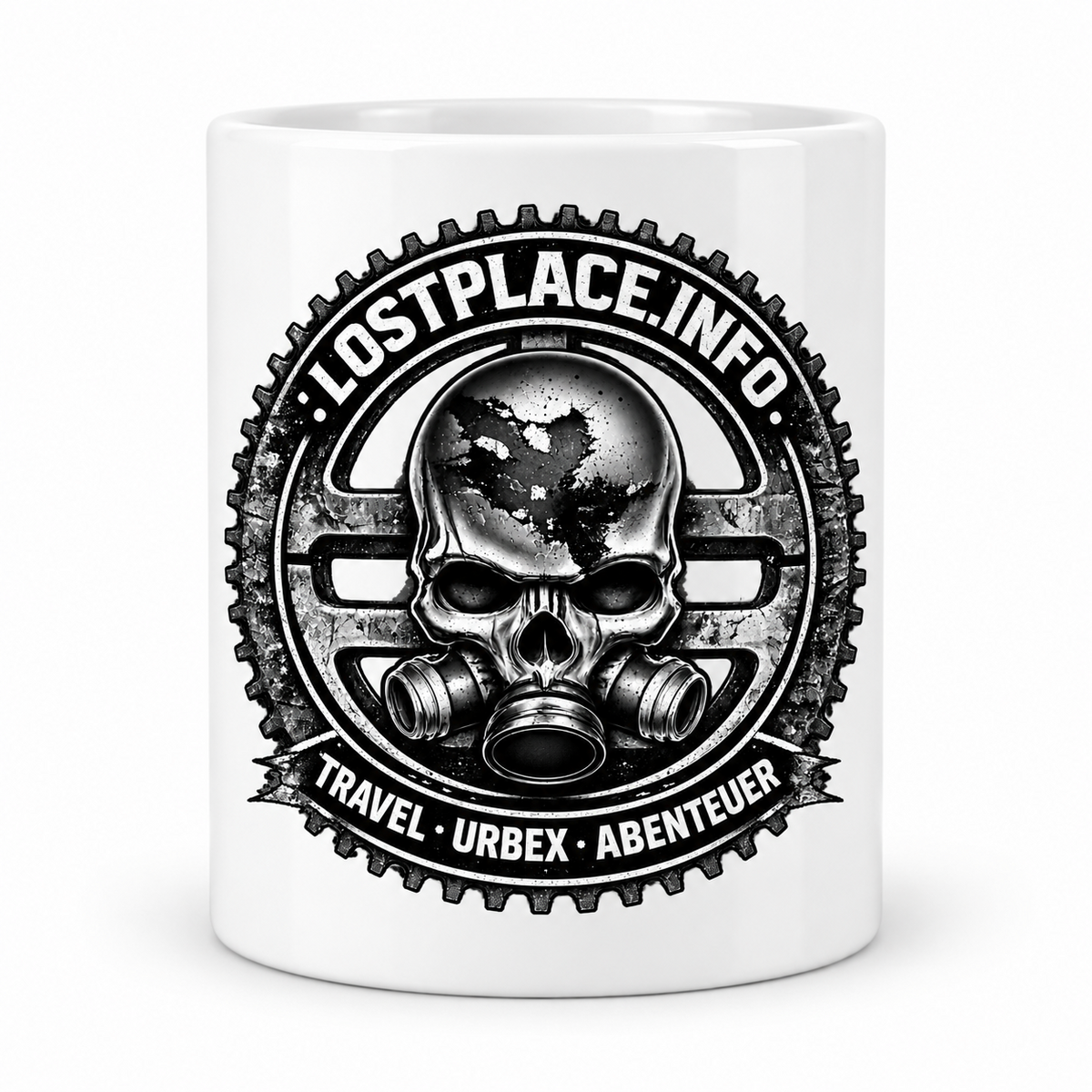 Weiße LostPlace.info-Tasse mit Totenkopf, Atemschutzmaske und Schriftzug „Travel · Urbex · Abenteuer“ – Vorderansicht.