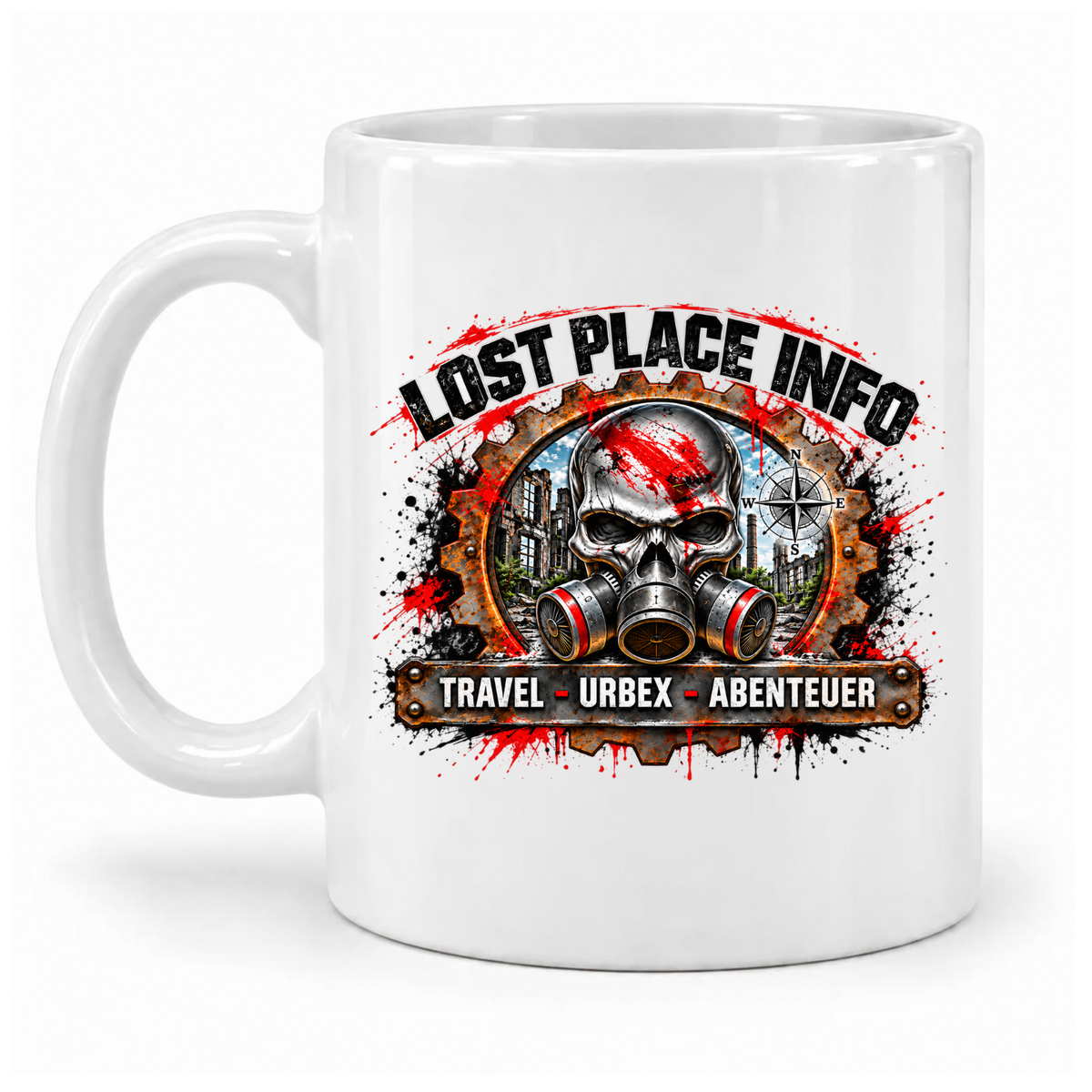 Weiße LostPlace.info Keramiktasse mit farbigem Urbex-Totenkopf, Atemschutzmaske und Industriekulisse – Griff links