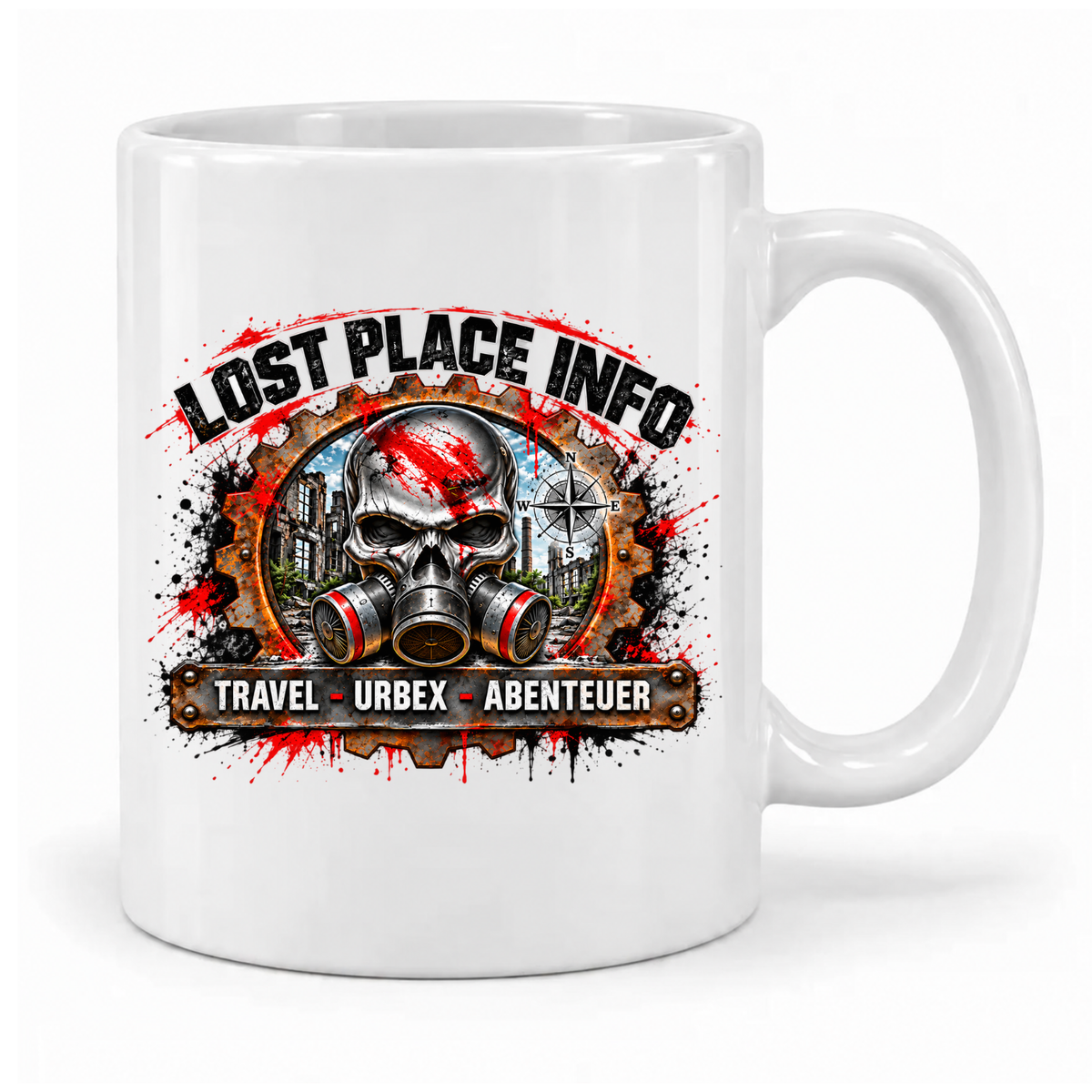 Weiße LostPlace.info Keramiktasse mit farbigem Urbex-Totenkopf, Atemschutzmaske und Industriekulisse – Griff rechts