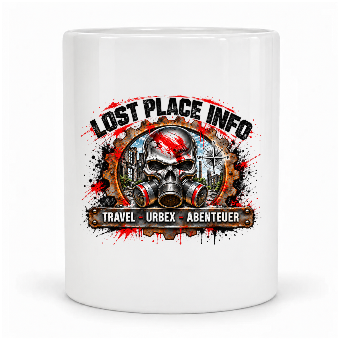 Weiße LostPlace.info Keramiktasse mit farbigem Urbex-Totenkopf und Industriekulisse – Motiv vor Kopf, Griff hinten