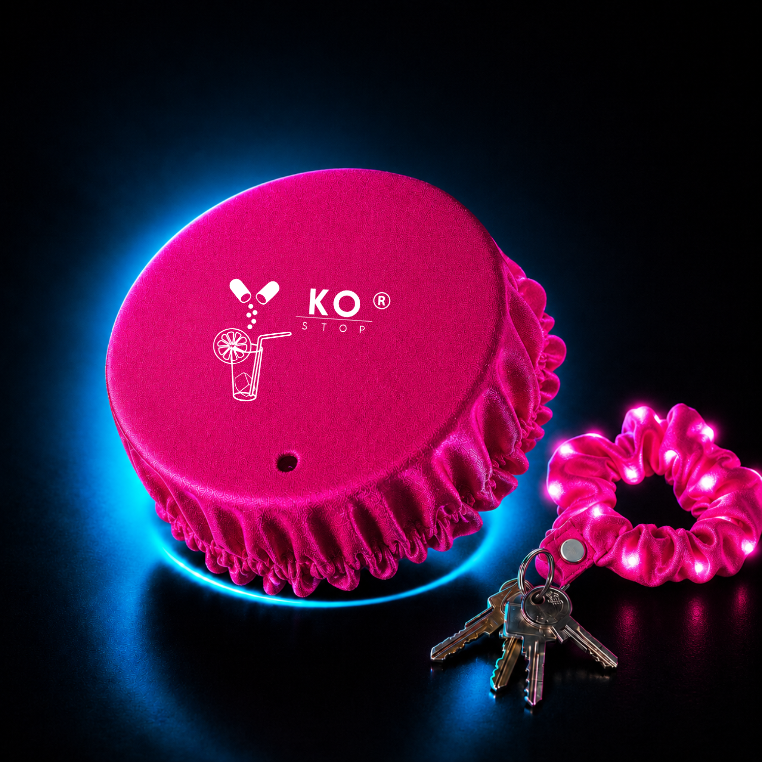 Pinkfarbener KO STOP Getränkeschutz mit integrierter LED-Funktion und Schlüsselanhänger zum Schutz von Getränken vor Verunreinigungen, Verschüttungen und unerwünschten Substanzen.