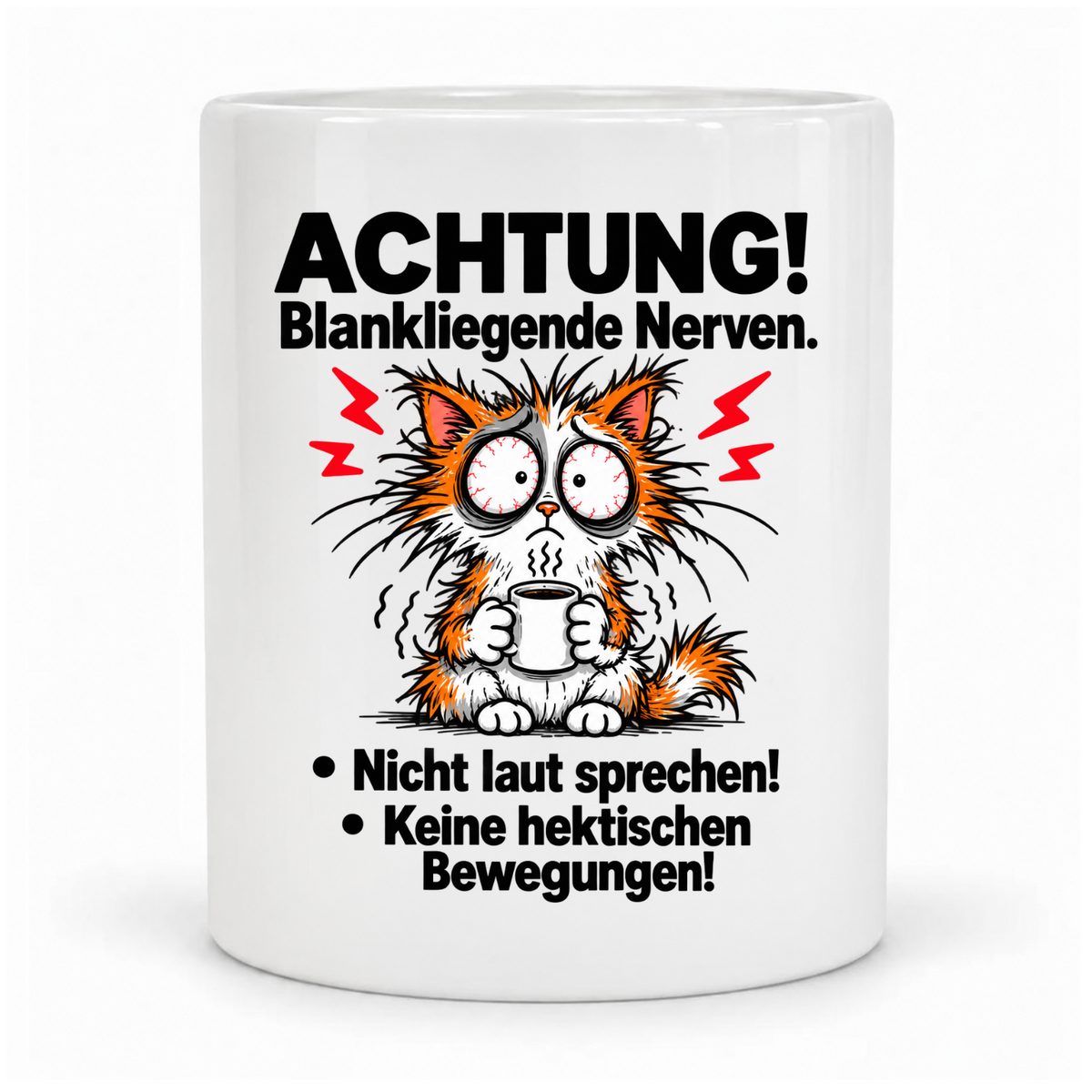 Weiße Tasse „Achtung! Blankliegende Nerven.“, vor Kopf bedruckt mit zerzauster Katze und Kaffeetasse; Griff hinter der Tasse