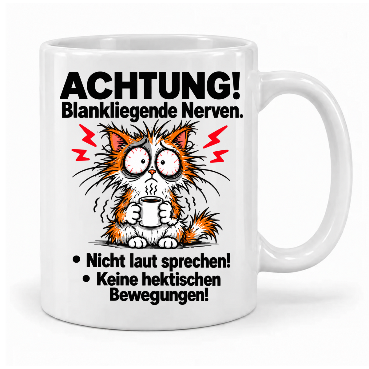 Weiße Tasse „Achtung! Blankliegende Nerven.“ mit zerzauster orange-weißer Katze, Kaffeetasse und roten Blitzen, Griff rechts