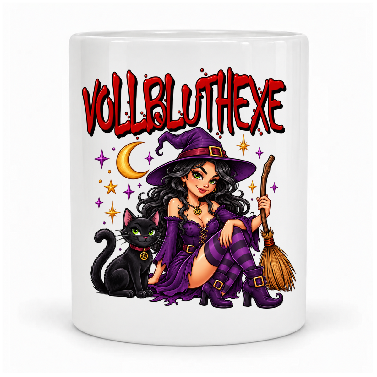 Weiße Tasse „Vollbluthexe“, vor Kopf bedruckt mit Hexe in Violett, schwarzer Katze und Besen; Griff hinter der Tasse