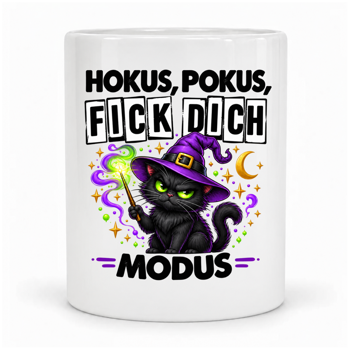 Weiße Tasse „Hokus, Pokus, Fick dich – Modus“, vor Kopf bedruckt mit schwarzer Katze, Hexenhut und Zauberstab; Griff hinter der Tasse