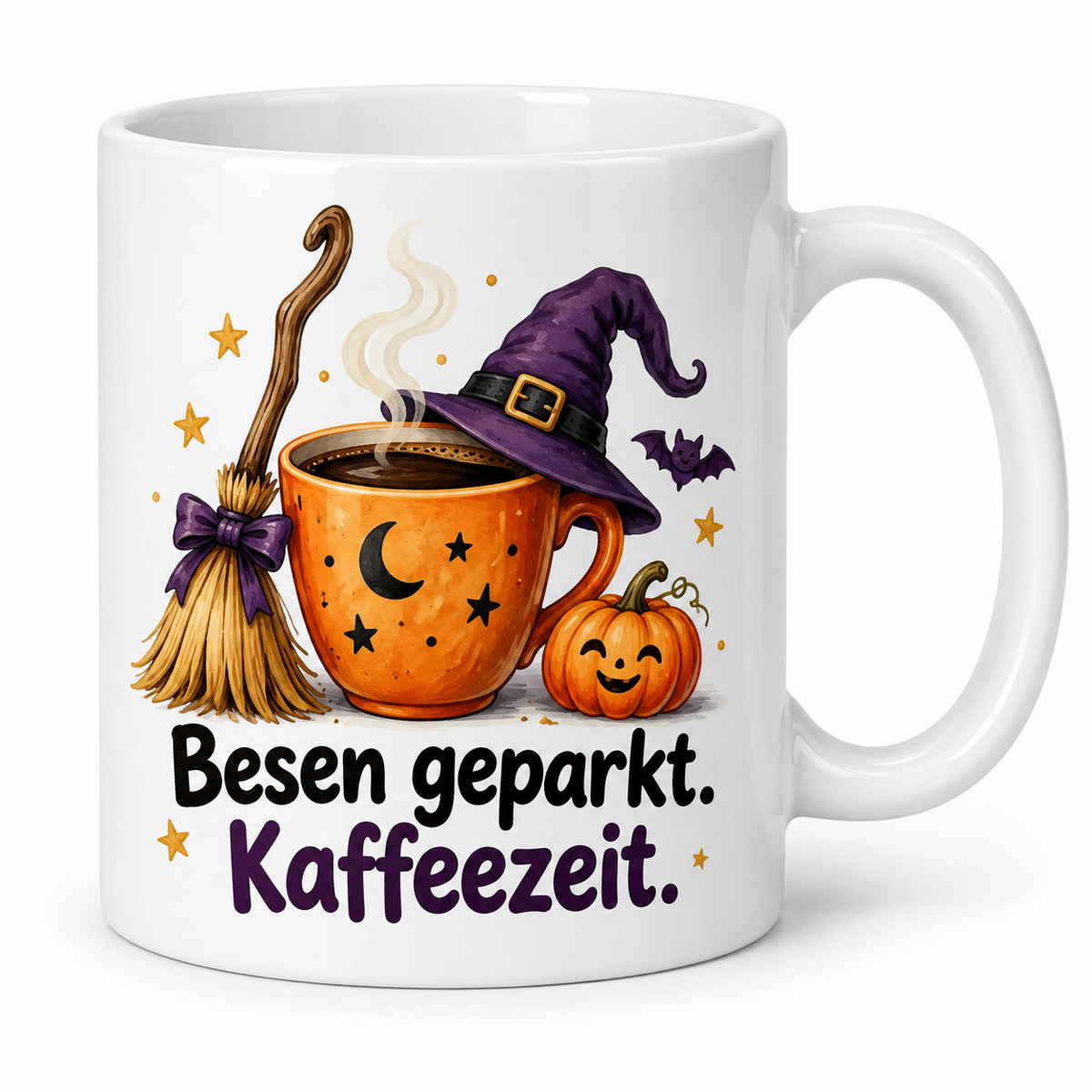 Weiße Halloween-Tasse „Besen geparkt. Kaffeezeit.“ – orange Kaffeetasse mit Hexenhut, Besen und Kürbis, Griff rechts.