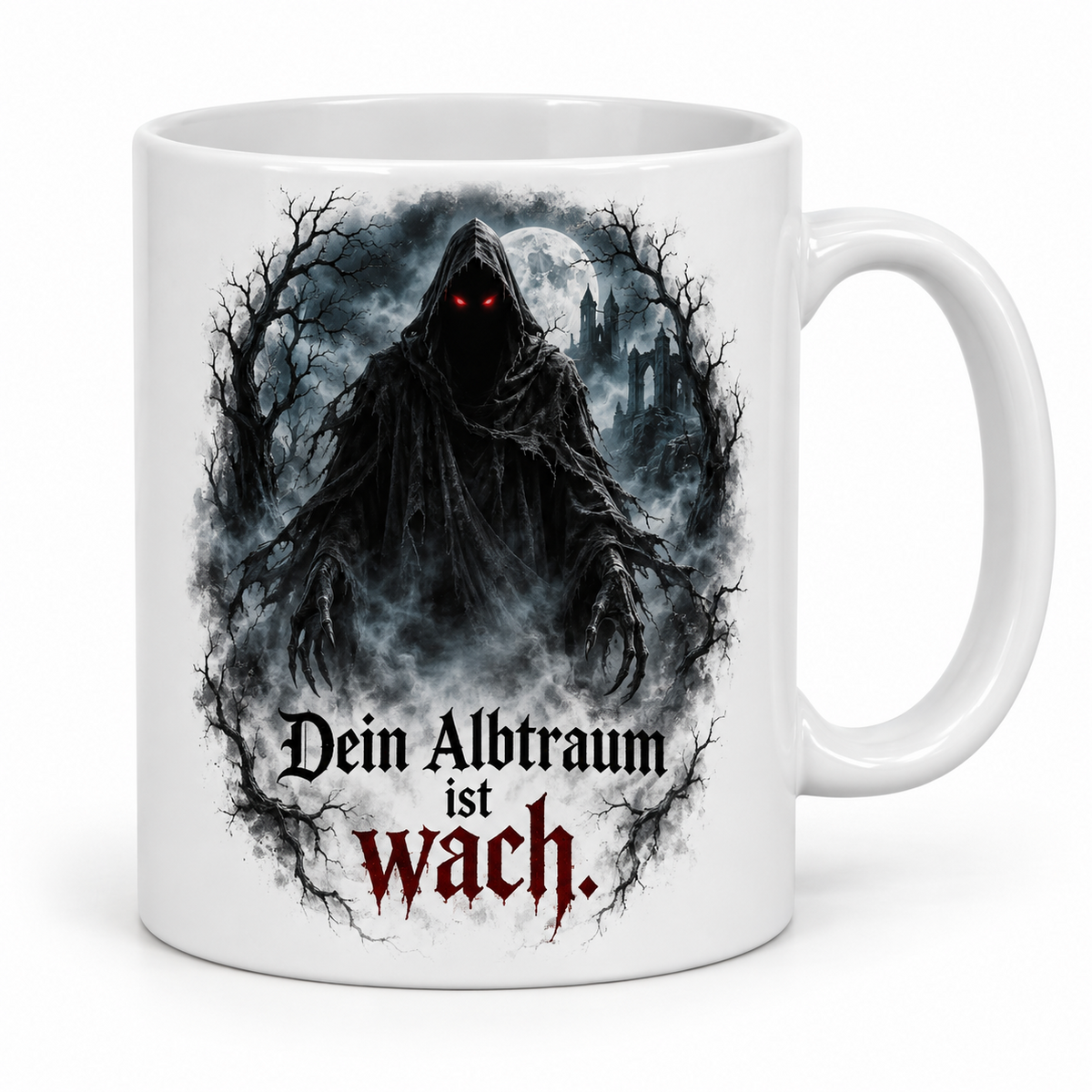 Weiße Halloween-Tasse „Dein Albtraum ist wach.“ – dunkle Kapuzengestalt mit roten Augen vor einer Mondlandschaft, Griff rechts.