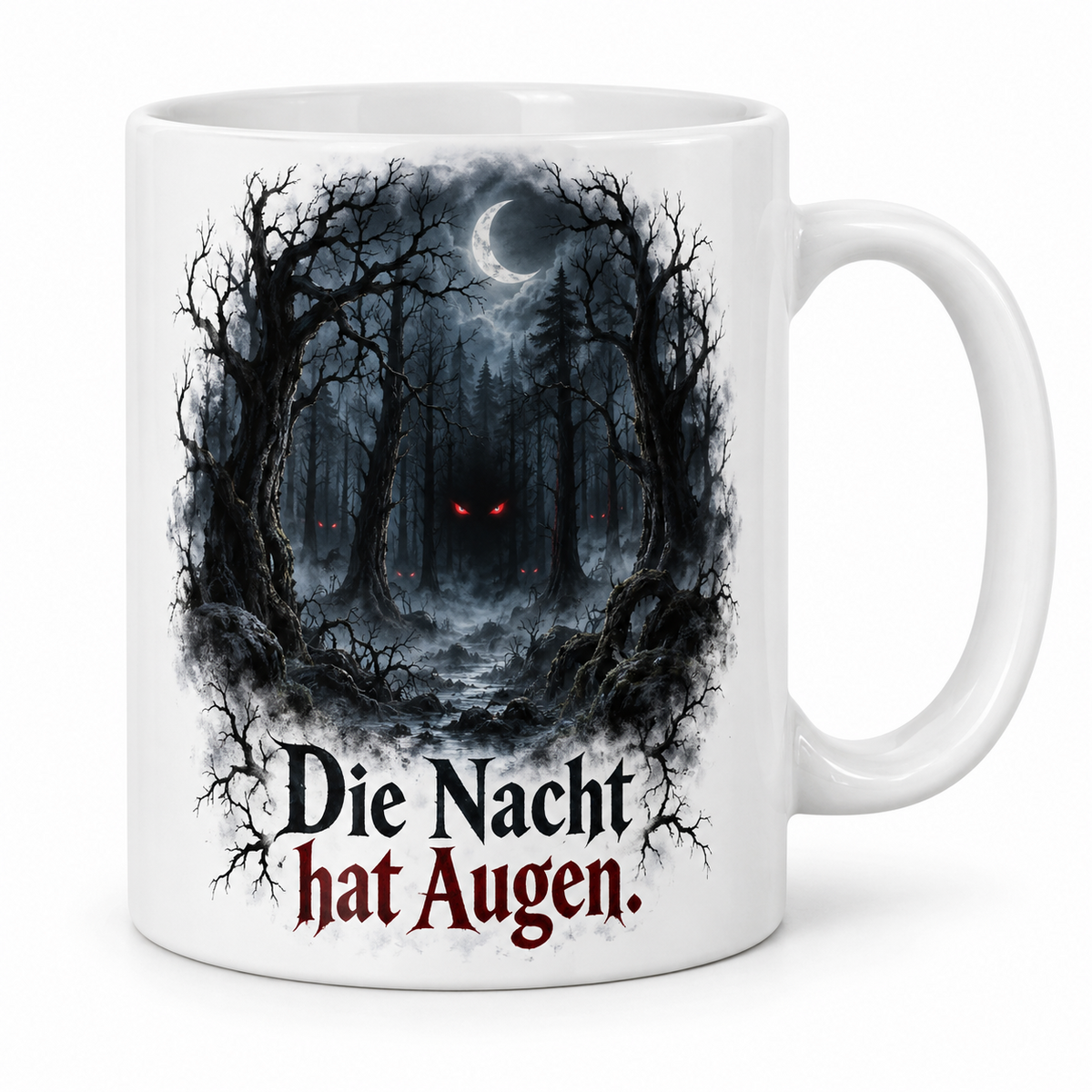 Weiße Halloween-Tasse „Die Nacht hat Augen.“ – nächtlicher Nebelwald mit leuchtend roten Augen, Griff rechts.