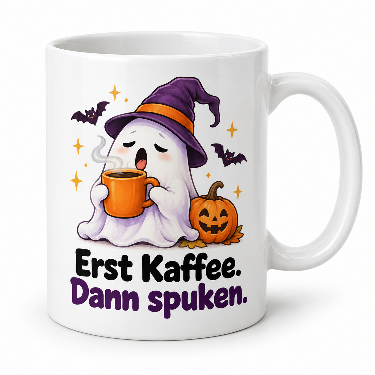 Weiße Halloween-Tasse „Erst Kaffee. Dann spuken.“ – müder Geist mit Hexenhut, Kaffee und Kürbis, Griff rechts.