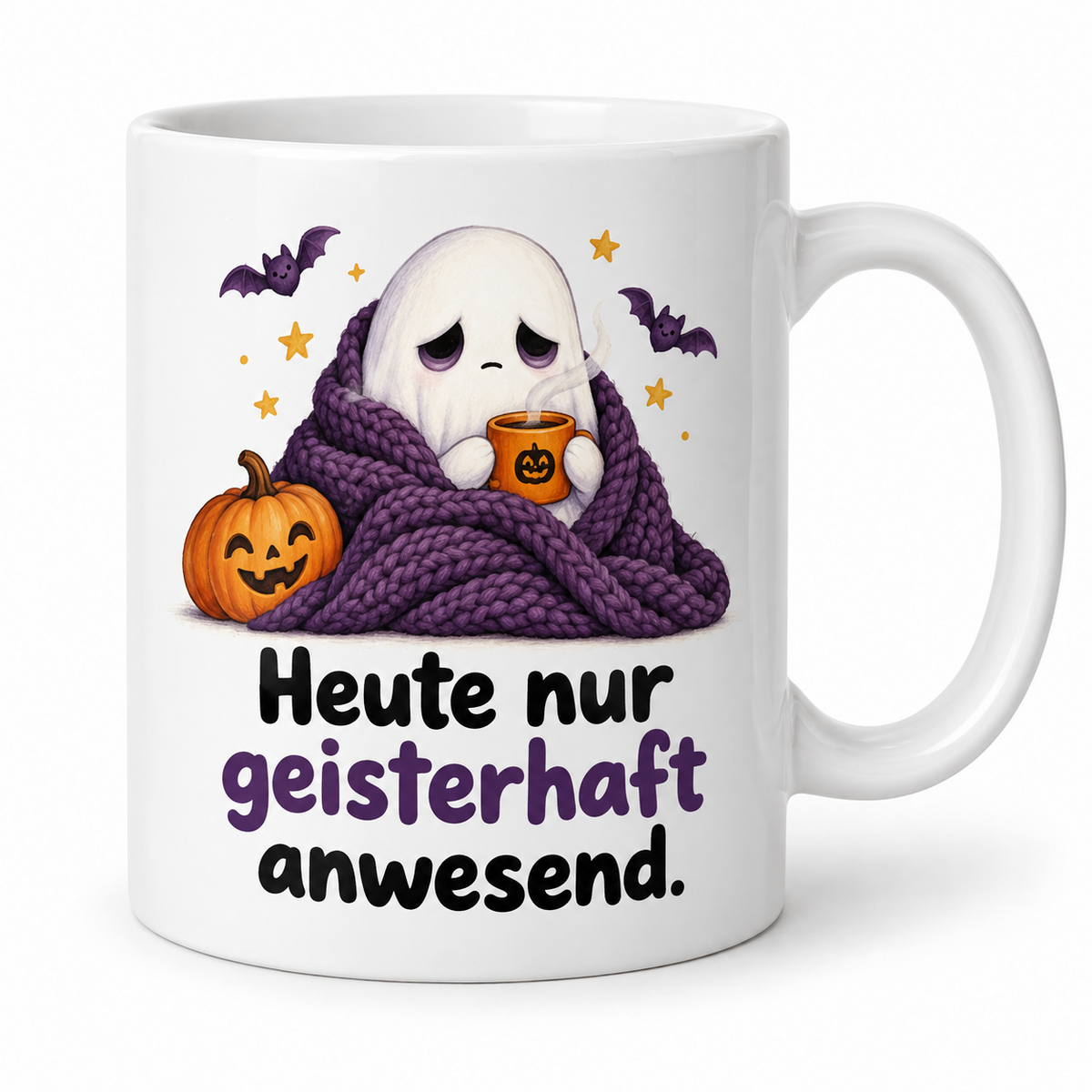 Weiße Halloween-Tasse „Heute nur geisterhaft anwesend.“ – Geist in einer violetten Strickdecke mit Kaffee, Griff rechts.