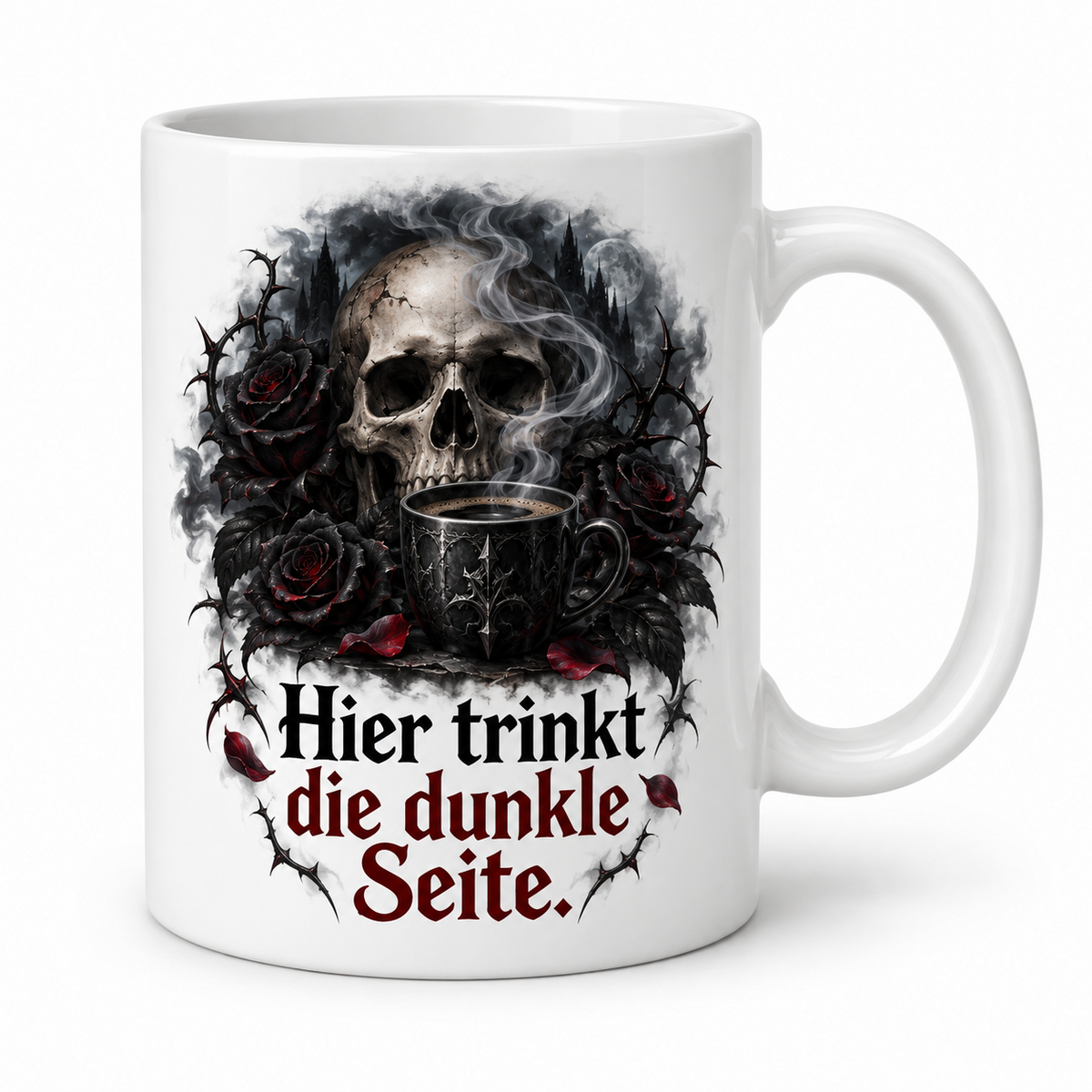 Weiße Halloween-Tasse „Hier trinkt die dunkle Seite.“ – Totenkopf mit dunklen Rosen und dampfendem Kaffee, Griff rechts.