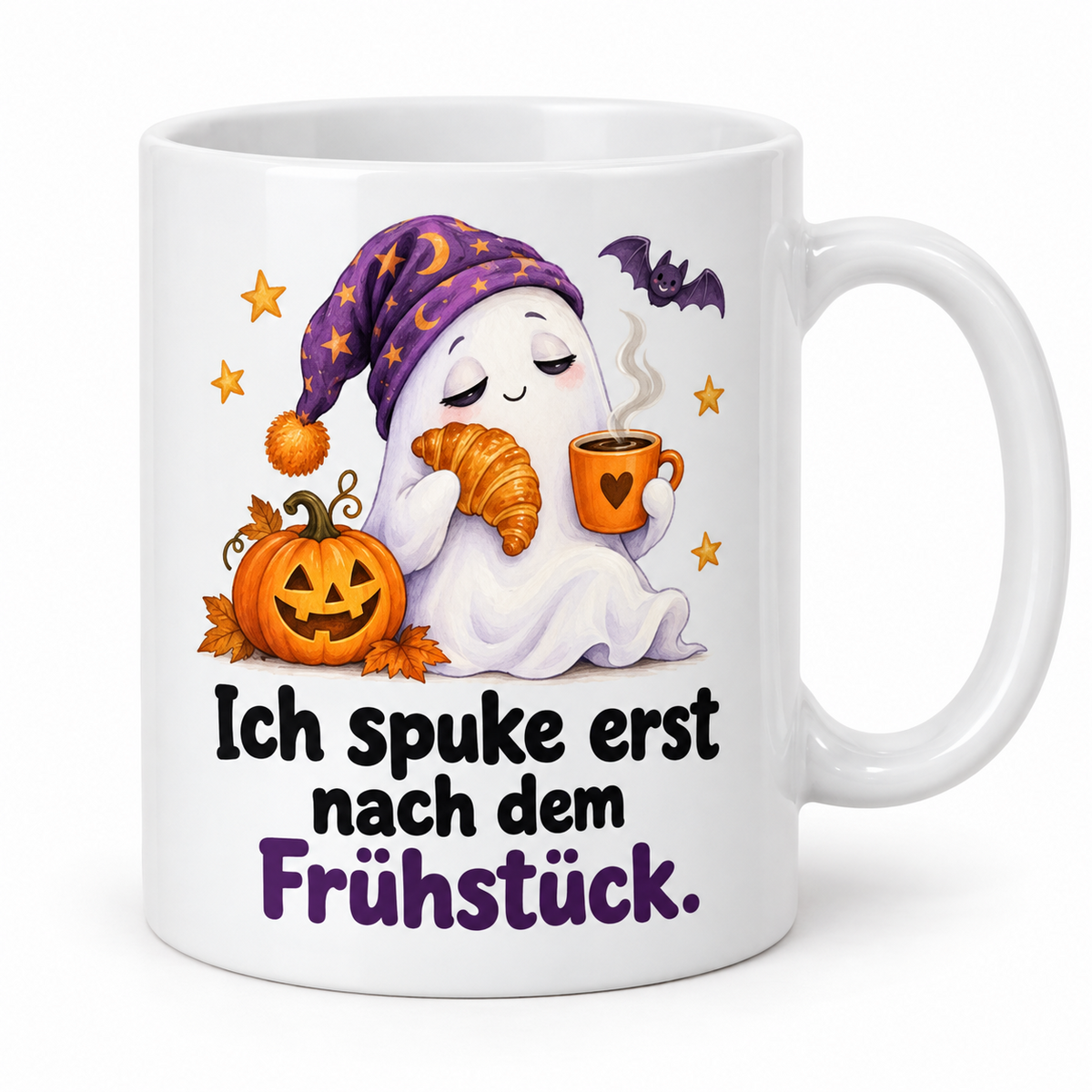 Weiße Halloween-Tasse „Ich spuke erst nach dem Frühstück.“ – Geist mit Schlafmütze, Croissant und Kaffee, Griff rechts.