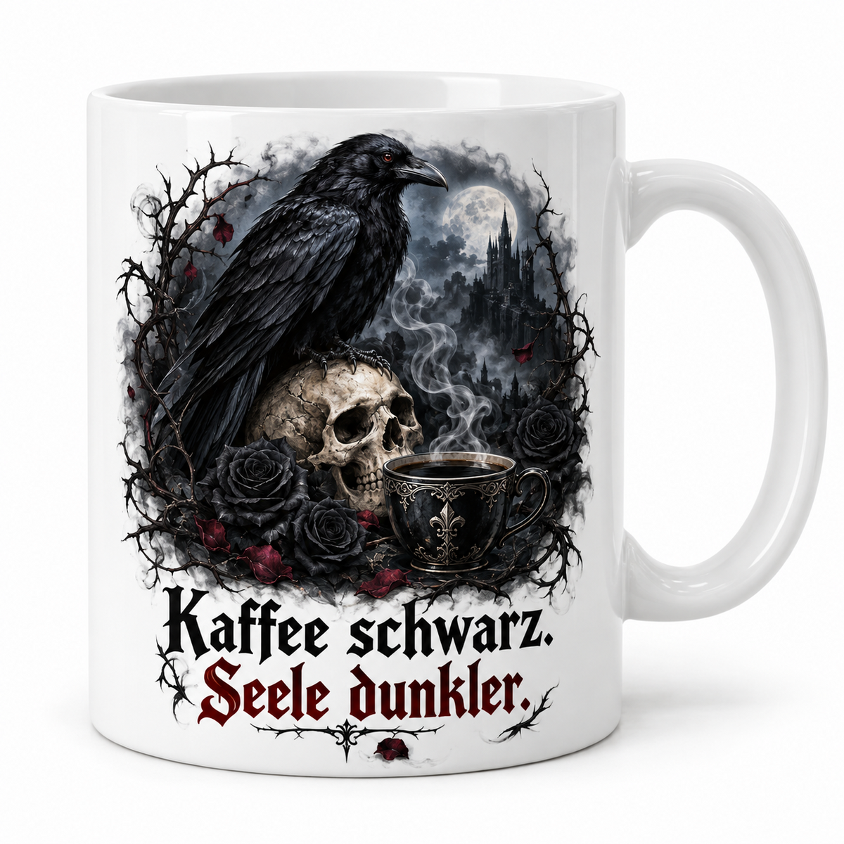 Weiße Halloween-Tasse „Kaffee schwarz. Seele dunkler.“ – schwarzer Rabe auf einem Totenkopf mit Rosen und Kaffee, Griff rechts.