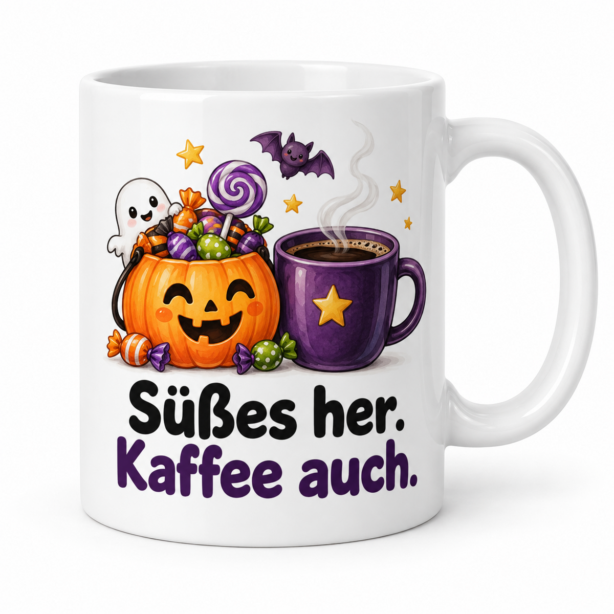 Weiße Halloween-Tasse „Süßes her. Kaffee auch.“ – Kürbis voller Süßigkeiten neben einer violetten Kaffeetasse, Griff rechts.