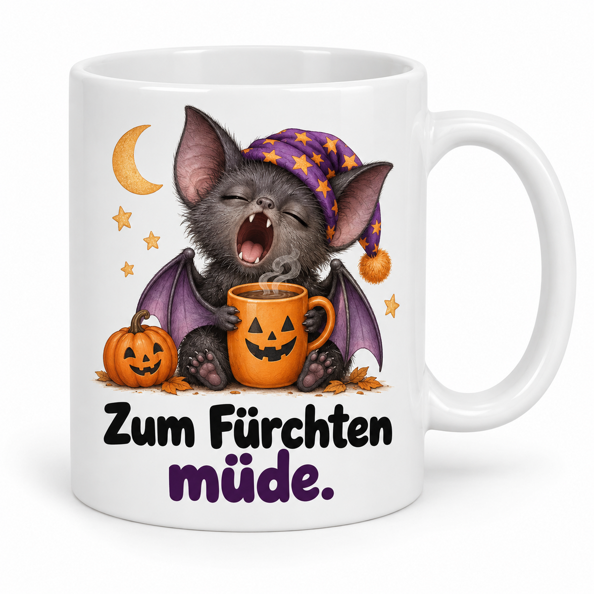 Weiße Halloween-Tasse „Zum Fürchten müde.“ – gähnende Fledermaus mit Schlafmütze und Kürbistasse, Griff rechts.