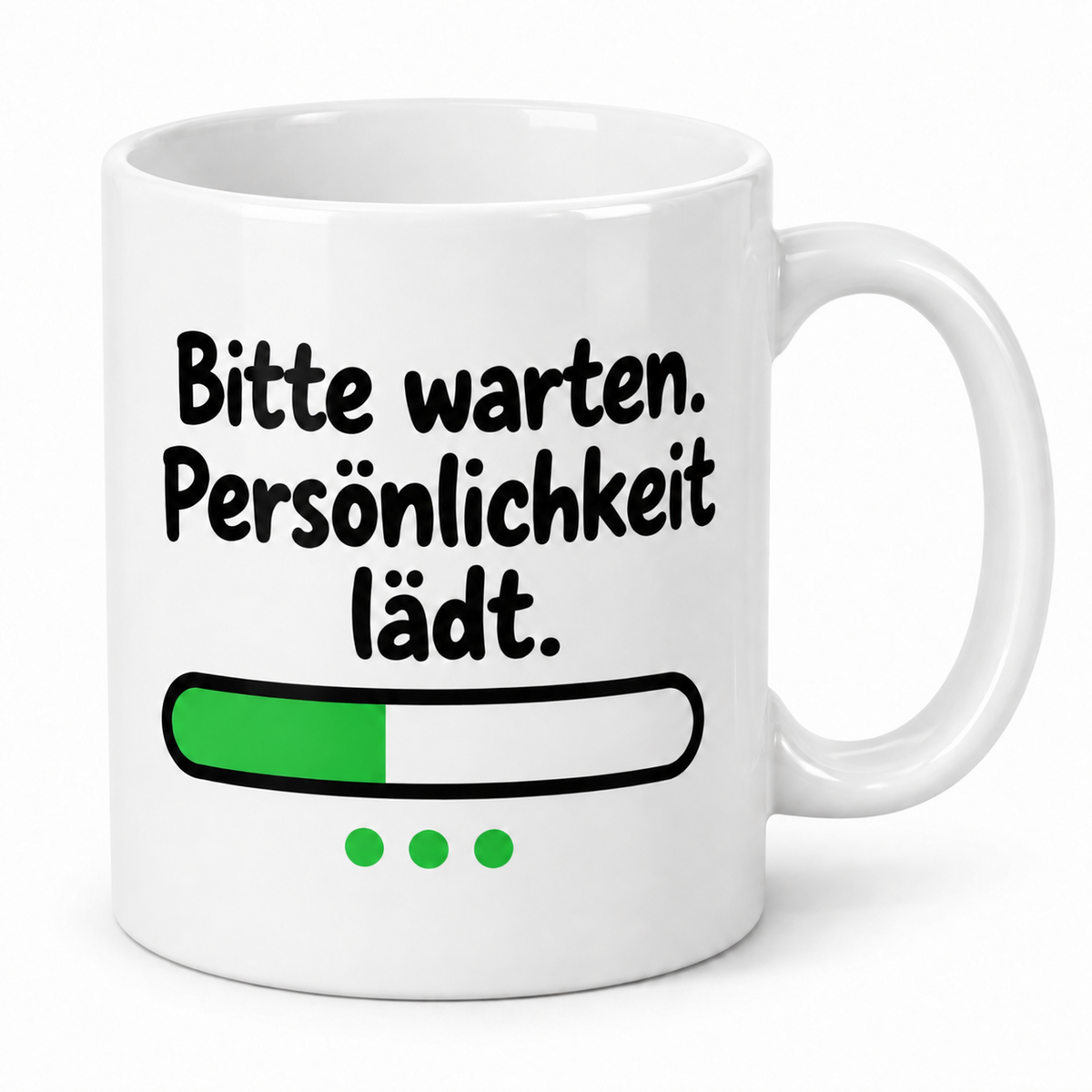 Weiße Keramiktasse mit Spruch „Bitte warten. Persönlichkeit lädt.“ und Ladebalken in Grün, Griff rechts.